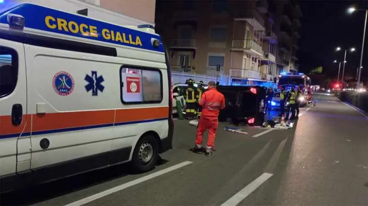 Incidente in corso Europa, auto finisce su un fianco