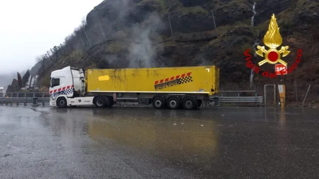 A26, emette vapori di ammoniaca dal rimorchio: l'intervento dei VVF A26, emette vapori di ammoniaca dal rimorchio: l'intervento dei VVF