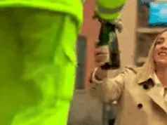 Gaffe Salis? La sindaca-testimonial conferisce bottiglia champagne all’Ecovan